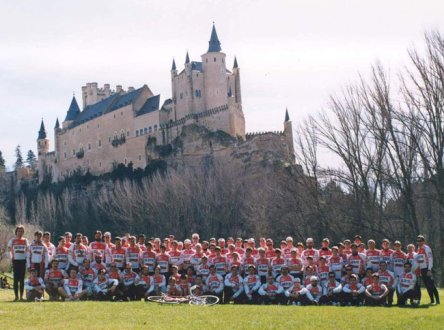 Grupo de socios al pie del Alcazar.