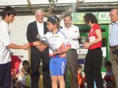 Imagen del corredor Ignacio Piquero, uno de los reprsentantes de Segovia (Escuela Orbea-El Reque-53x13) en la categoría Principiantes, recoge el trofeo que obtuvo por su 4º puesto